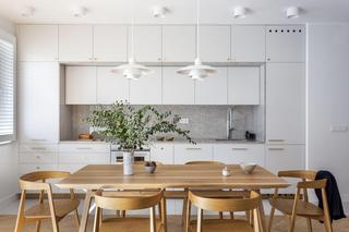 Mieszkanie w bieli, szarości i drewnie