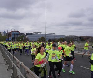 Uczestnicy Biegnij Warszawo 2024 na moście Świętokrzyskim