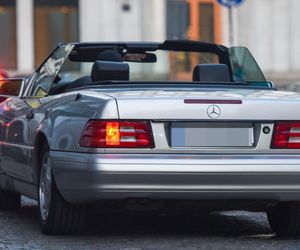 Maciej Zakościelny głaszcze kołdrę po rozwodzie