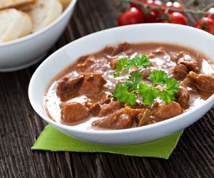 Esencjonalny i aromatyczny gulasz z karkówki – prosty przepis na prawdziwą ucztę smaku