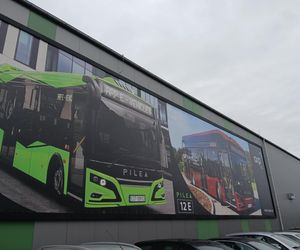 Bydgoska firma produkująca autobusy elektryczne ma kłopoty. Widzieliśmy, jak kolejni pracownicy wychodzą z firmy z wypowiedzeniami. 