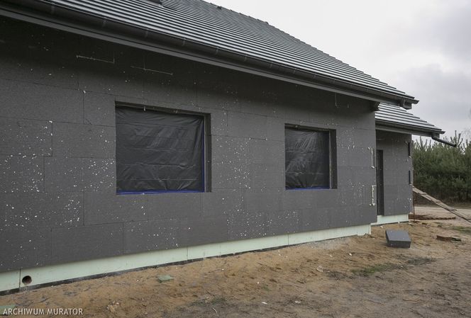 Montaż szarego styropianu. Jak uchronić się przed odpadaniem płyt?