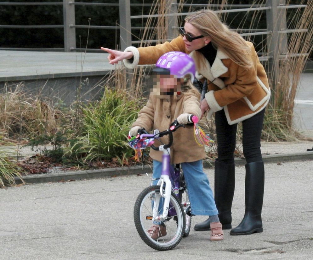 Kasia Tusk uczy córeczkę jeździć na dwukołowym rowerku