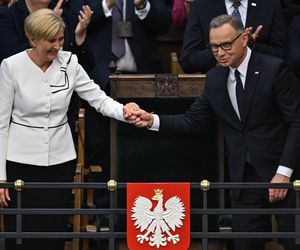 Agata Duda z kokardą na ramieniu w Sejmie