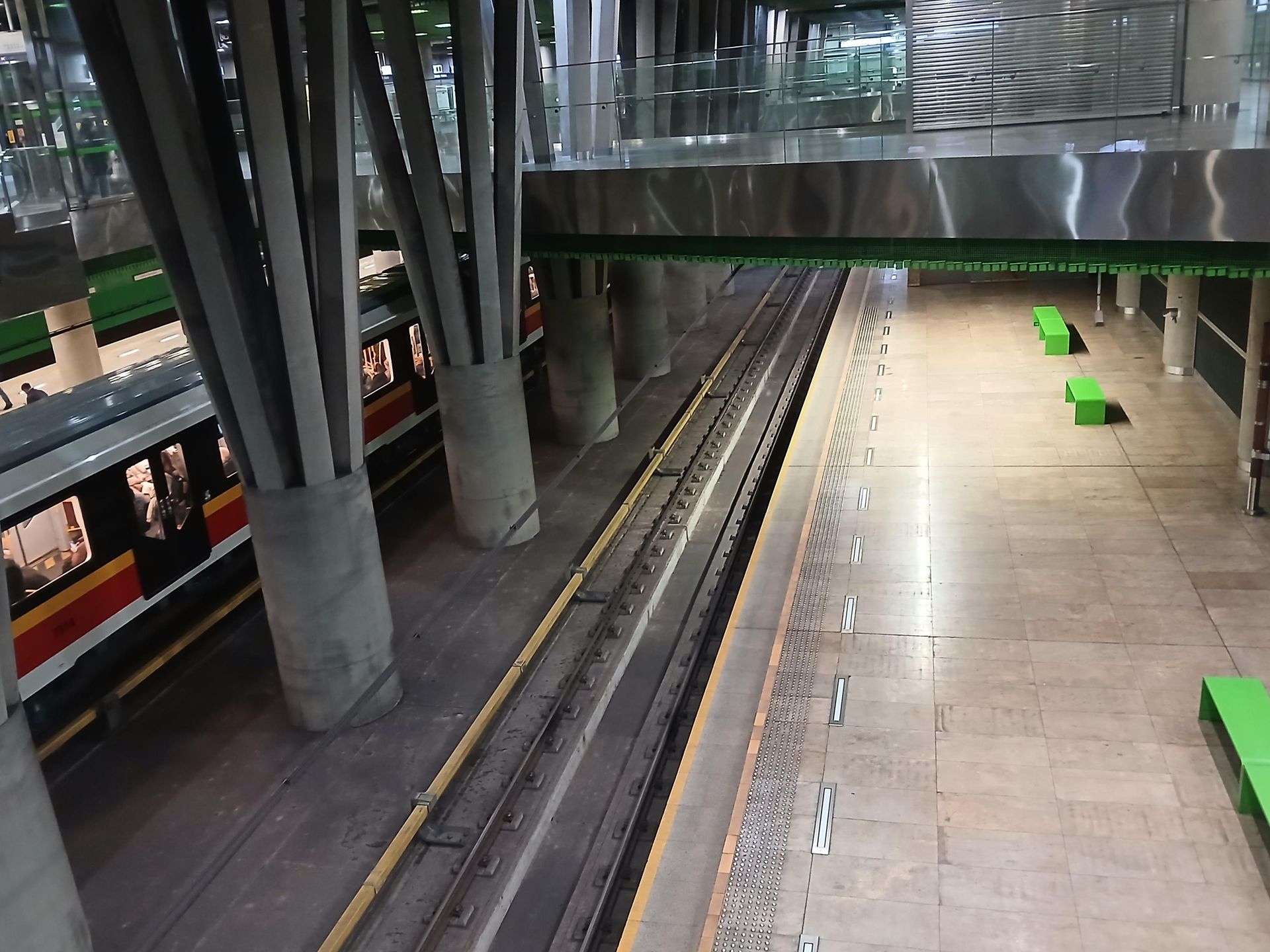Peron 3. linii metra na stacji M2 Stadion Narodowy w Warszawie