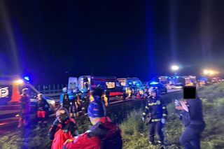 Wypadek autokaru wojskowego na autostradzie A4. Wielka akcja służb ratunkowych [ZDJĘCIA]