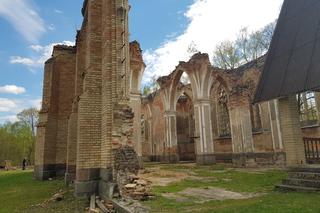 Zwiedziliśmy zabytkowe ruiny kościoła w Jałówce. Poznaj historię wyjątkowego miejsca [ZDJĘCIA]