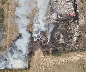 Zakończyło się dogaszanie pożaru na terenie sortowni śmieci w Bełżycach