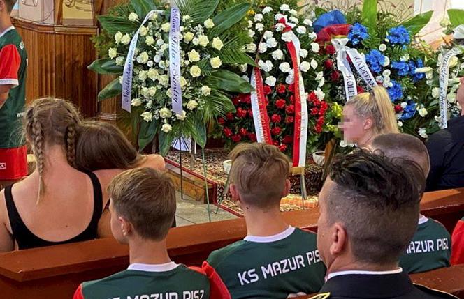 Pogrzeb 14-letniego Ernesta. Tłumy pożegnały bohatera w malutkim kościele