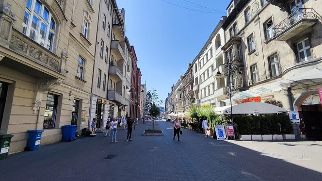 Katowice jak patelnia. Obowiązuje ruch cieniostronny. Nawet gołębie chowają się w cieniu
