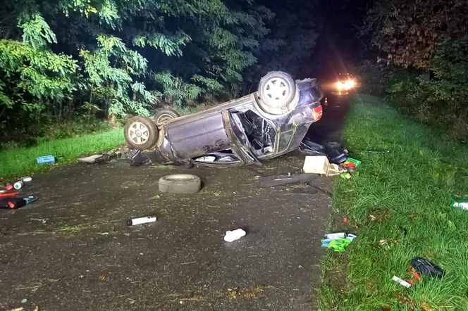 Auto uderzyło w skarpę. Nie żyje 34-letni kierowca