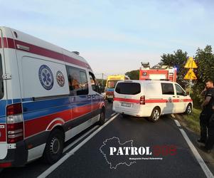 Śmiertelny wypadek pod Krakowem. Czołowe zderzenie dwóch aut. Jedna ofiara, sześć osób rannych [ZDJĘCIA]