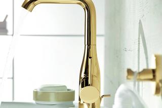 Łazienka ze złotymi akcesoriami i dodatkami – zawsze pięknie