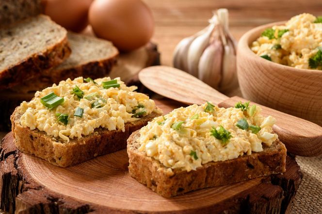 Jajka na twardo mieszam z twarogiem i tym składnikiem. Ta pasta do chleba jest pyszna i uniwersalna