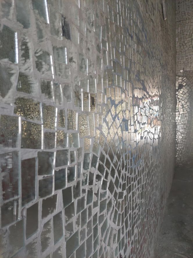 Bydgoszczanka w stolicy stworzyła palmę, a w Bydgoszczy magiczną lustrzaną bramę. Jak po latach wygląda ta instalacja?
