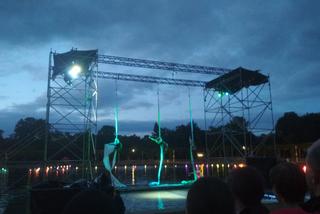 Super show we wrocławskiej fontannie! ZOBACZ taniec z pochodniami i akrobatów w wodzie! [WIDEO, ZDJĘCIA, AUDIO]