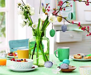 Wielkanocny stół pięknie nakryty - nieoczywiste naczynia