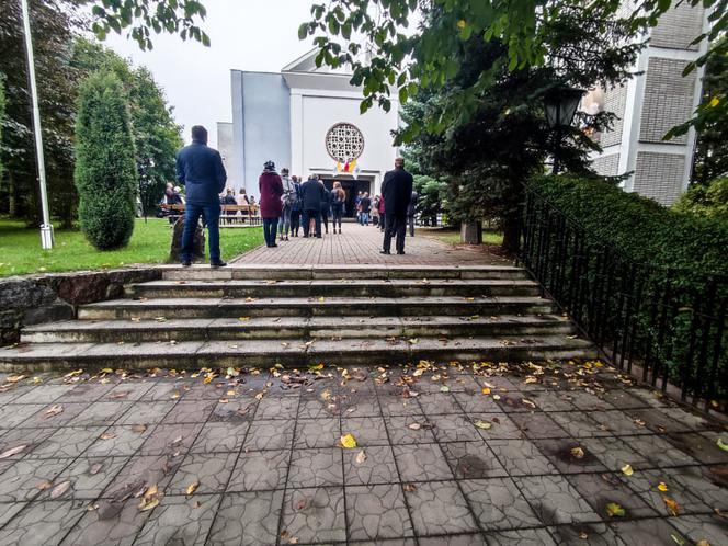 Ostatnie pożegnanie Pauliny. 25-latka została brutalnie zamordowana na oczach dzieci [RELACJA Z UROCZYSTOŚCI]