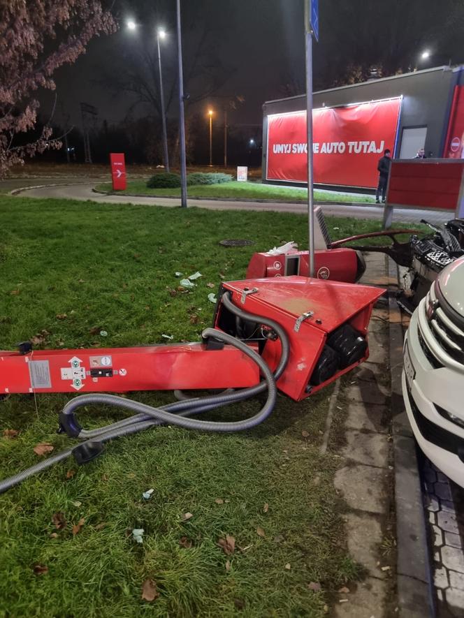  Nawet nie zahamował! Wypożyczonym mercedesem huknął w instrybutor na stacji paliw. Cudem uniknęli śmierci