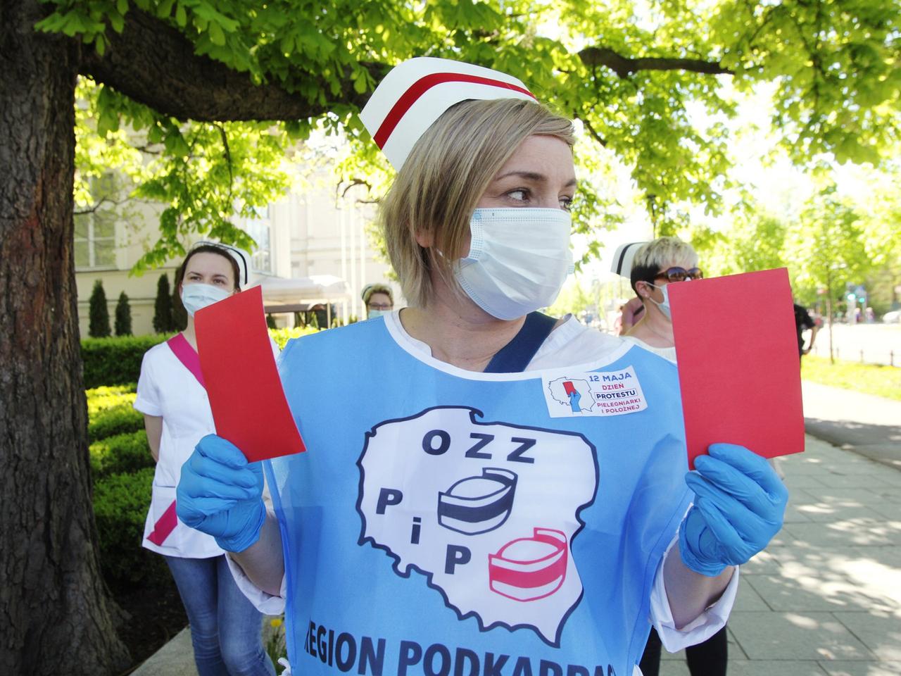 Pielęgniarki i położne. W czepkach chodzą tylko na demonstracje i akademie 