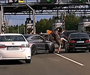 Kierowca mercedesa terroryzuje innych kierowców na autostradzie A4