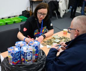 Trwa liczenie pieniędzy w sztabie Ławica na terenie MTP w Poznaniu. Wolontariusze działają na najwyższych obrotach [ZDJĘCIA]