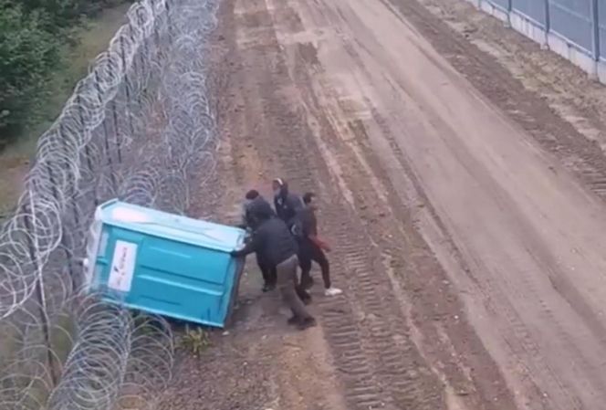 Strażnicy graniczni nie mogli w to uwierzyć. Migranci wymyślili, jak pokonać zaporę