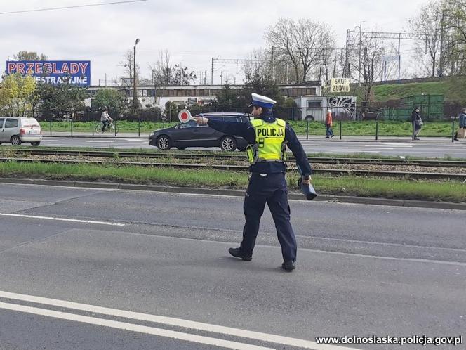 Mężczyzna zginął pod naczepą ciężarówki w Lubaniu