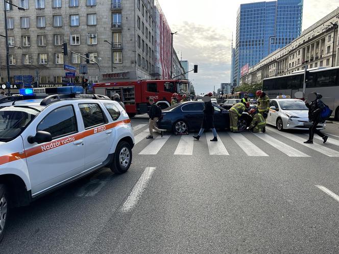 Dramatyczny wypadek w Śródmieściu! Osobówka i autobus roztrzaskane