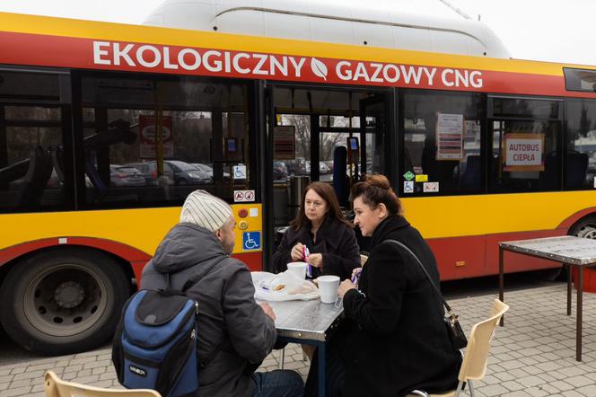 Autobus Ciepła w Rzeszowie. Akcja rozdawania ciepłych posiłków potrzebującym