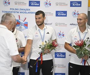 Kibice w szoku! Czekali na siatkarzy, a tu nagle wyszli polscy złoci medaliści