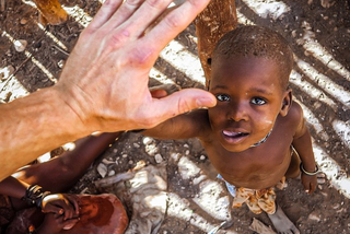 Zdjęcie które podbiło Internet! Afrykańskie dzieci zachwycają się tabletem!
