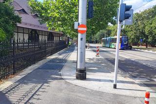 Chodnikowy slalom na Pomorskiej we Wrocławiu. Mieszkańcy: Jak piesi mają tędy chodzić? 