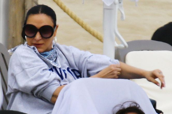 Kayah. Leczyła gardło i opalała kolana