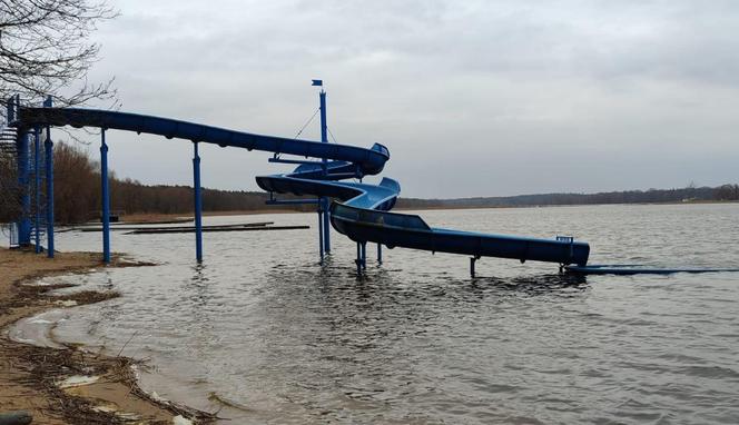 Plaża w Nowym Dębcu zalana