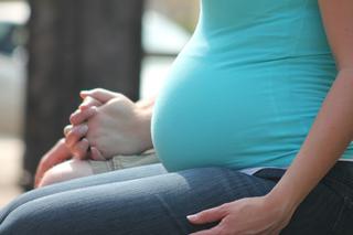 Kobiety w ciąży żyją w strachu? Zandberg obwinia PiS. RAZEM!
