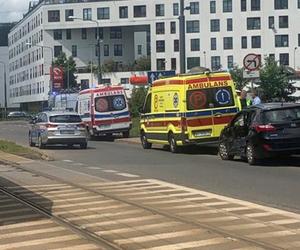 Wypadek na Woli w Warszawie. Samochód wjechał pod tramwaj. Są ranni, w tym dwójka niemowląt 
