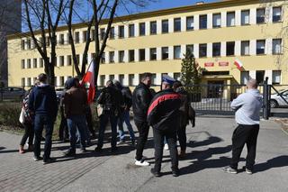 Bartosz T. przesłuchany przez prokuraturę. Zwolennicy Wolni My protestowali pod siedzibą w Toruniu