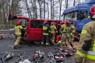 Makabryczny wypadek w Przęsocinie. Dwie osoby nie żyją po zderzeniu tira z busem [ZDJĘCIA]
