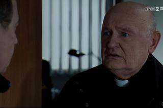 M jak miłość, odc. 1441. Staszek (Sławomir Holland), ksiadz (Maciej Damięcki)