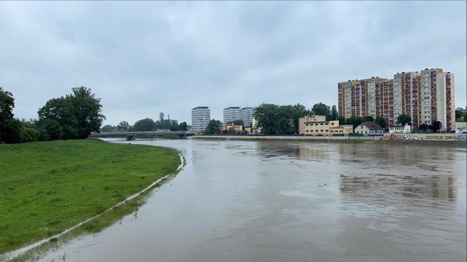 Opole: Poziom wody przekroczył stan ostrzegawczy. Jest stan pogotowia przeciwpowodziowego