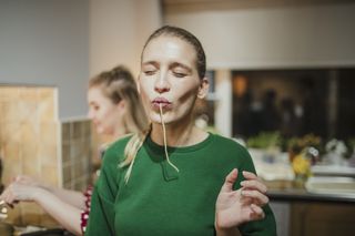 Ten nawyk pozwoli ci schudnąć. Każdy z nas go stosuje, ale większość robi to źle