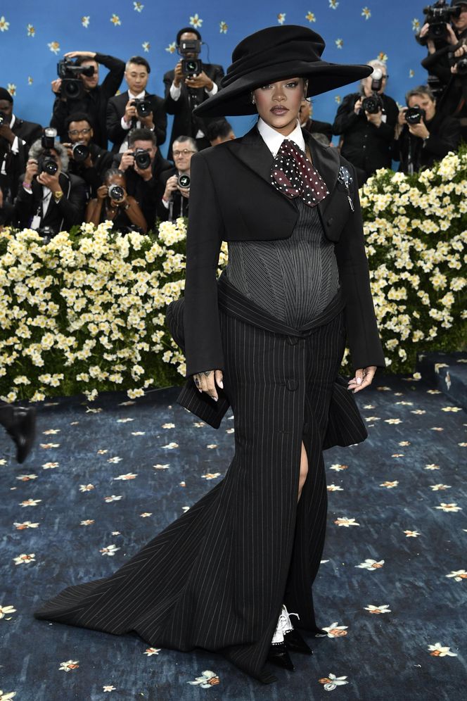 Rihanna ogłosiła ciążę na Met Gali 2025. Okrągły brzuszek wcisnęła w gorset!