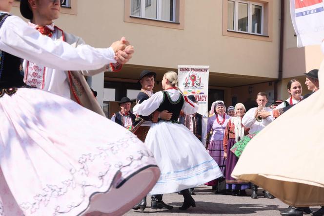 Wielobarwny korowód przemaszerował przez centrum Wisły. Trwa 61. Tydzień Kultury Beskidzkiej 