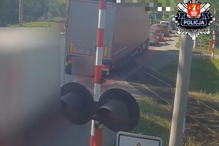Kierujący tirem i samochodem dostawczym wjechali na tory tuż przed przejazdem pociągu. Szokujące nagranie!