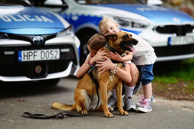 Policjanci dał dom psim emerytom