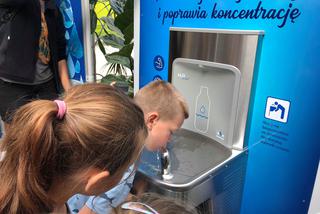 W 5 wrocławskich szkołach stanęły poidełka z których można pić wodę lub nalewać do ją biodegradowalnych bidonów. 