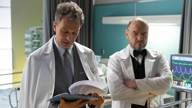 Na dobre i na złe odc. 740. Ruud van der Graaf (Redbad Klynstra-Komarnicki), Falkowicz (Michał Żebrowski)