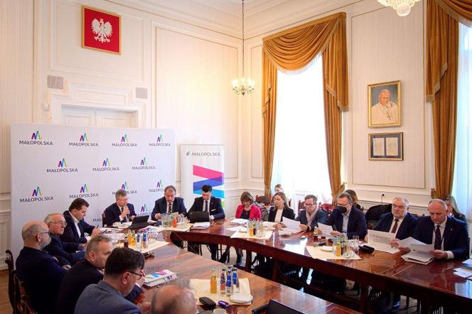 Urząd Marszałkowski przeznaczy 100 milionów złotych dla uchodźców z Ukrainy