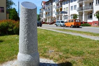 Tajemnicze kamienne słupki rozsiane po miasteczku. Mają symboliczne ryty